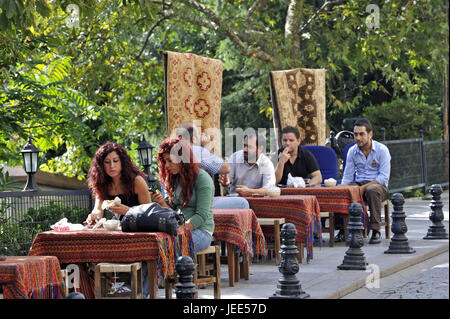 La Turquie, Istanbul, partie de la ville de Sultanahmet, personne dans ses cafés de rue, Banque D'Images