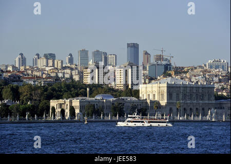 La Turquie, Istanbul, le palais de Dolmabahçe sur le Bosphore, des tours en arrière-plan, Banque D'Images