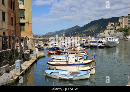 L'Italie, Ligurie, Riviera Tu le Levant, Camogli, bateaux de pêche dans le port, Banque D'Images