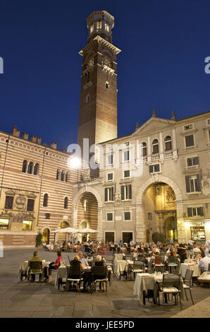 Italie, Vénétie, Vérone, vieille ville, Piazza dei Signori, la nuit, Banque D'Images