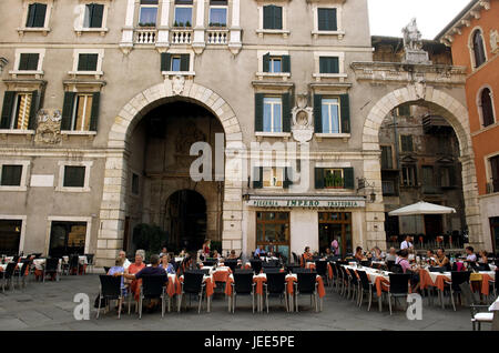 Italie, Vénétie, Vérone, vieille ville, Piazza dei Signori, réduite dans le café de la rue, Banque D'Images