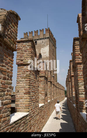 Italie, Vénétie, Verona, Castelvecchio, un garçon dans le château, Banque D'Images