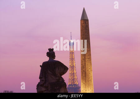 France, Paris, place de la Concorde, l'obélisque de Luxur et Tour Eiffel en arrière-plan, Banque D'Images