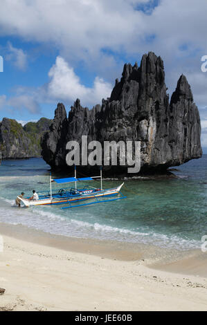 Les Philippines, l'île de Palawan, boot sur la plage, Banque D'Images