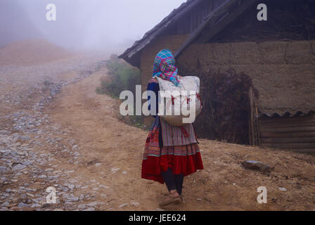 L'Asie, Vietnam, Femme avec sac à dos sur le chemin, Banque D'Images