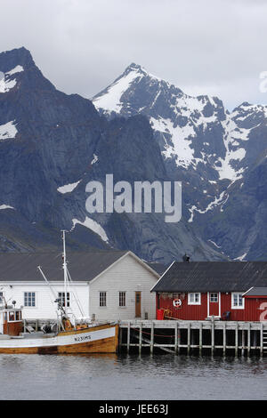 Rorbuer, maisons en bois traditionnelles dans le village de pêcheurs sur l'île de Lofoten pure, Moskenesoy Banque D'Images