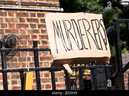 La colère au lendemain de l'incendie qui a détruit la tour de 24 étages Grenfell à North Kensington, Londres le 14 juin 2017. Le nombre de morts officiellement à 75 mais aura sans doute lieu à trois chiffres. Banque D'Images