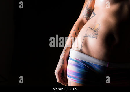 Gros plan du ventre et les hanches d'un athletic young asian woman with tattoos Banque D'Images