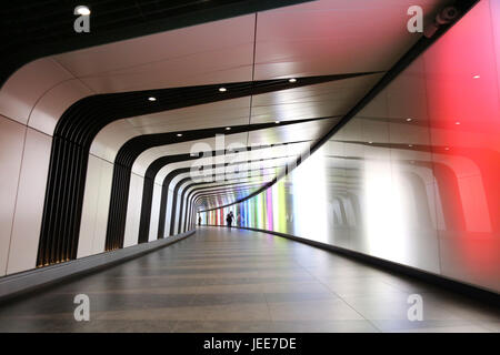 Les tunnel reliant la station de métro Kings Cross St Pancras au nouveau bureau carré du développement. Accueil à Google's new London HQ. Banque D'Images