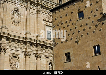 Lisez à propos de Casa de Conchas, Clerecia, Iglesia del Espiritu Santo, Salamanque, Castille et Leon, Espagne, Banque D'Images