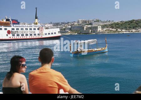 Île de Malte, Sliema, bay la crique de Sliema, La Valette, vue sur la mer, bateau de pêche, bateau, vacances, couple modèle ne libération, îles de Malte, île de la Méditerranée, Côte, pêcheur, "luzzu", bateau, navire, ferry, Alliance-Cruises, anchor, aller-retour, port d'excursion en bateau, tourisme, résidence de vacances, la mer Méditerranée, Banque D'Images