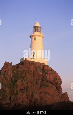 En Grande-Bretagne, les Channel Islands, Île de Jersey, la Corbiere, phare, l'aube, l'Europe, côte, rock, Rocky, bâtiment, architecture, tour, Beacon, caractère de la mer, de l'orientation, orientation, navigation, aide à la navigation, à la navigation, au crépuscule, à l'extérieur, déserte, Banque D'Images