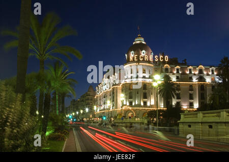 France, Provence, Côte d'Azur, Nice, l'hôtel de Negresco', 'éclairage, scène de rue, soir, le sud de la France, Côte Méditerranéenne, ville, Nice, hôtel 5 étoiles, hôtel 5 étoiles, hôtel, bâtiment, structure, architecture, la place d'intérêts, d'affaires de l'hôtel, destination, Tourisme, hébergement, rue, trafic, les voies de la lumière, Banque D'Images