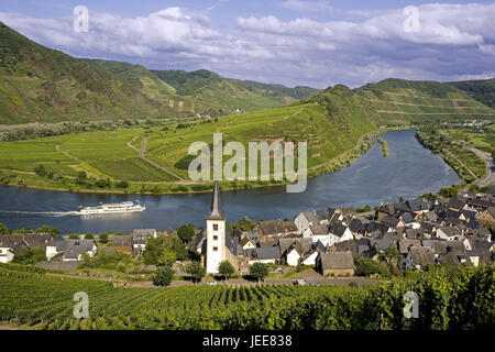 Allemagne, Rhénanie-Palatinat, Bremm, aperçu local, l'église, la Moselle, maison de vacances de bateau, vallée de la Moselle, Moselle loop, place, maisons, maisons, église paroissiale, boucle de flux, rivière, navire, bateau de voyage, la région du vin, de la viticulture, vin, vignes, destination, tourisme, Banque D'Images