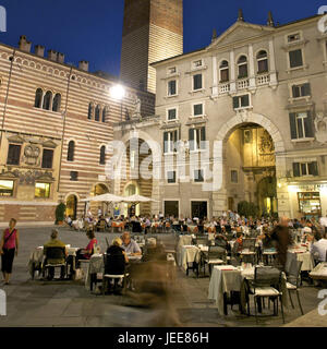 Italie, Vénétie, Vérone, vieille ville, Piazza dei Signori, la nuit, Banque D'Images