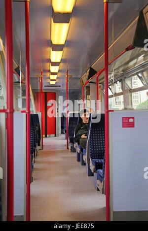 L'intérieur d'une ancienne série 319 sur la circulation du train Thameslink de Londres réseau. Ces trains sont remplacés au cours de la mise à niveau. Banque D'Images