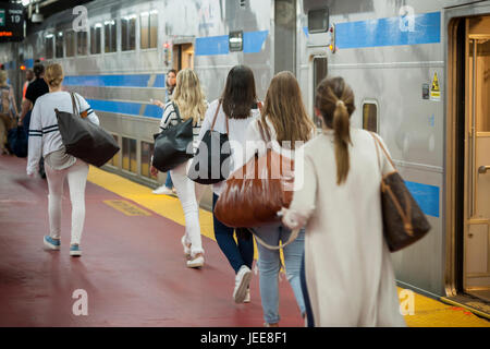 Des milliers pack la Cannonball à Penn Station à New York, pour sortir de la ville pour le week-end du Memorial Day le vendredi 16 juin, 2017. Chaque vendredi durant l'été, le train, composé de wagons à impériale tiré par une puissante locomotive bi-mode, exécute express à Westhampton sur Long Island rendant le 76 kilomètres en 94 minutes. De Westhampton il continuera de points à l'est d'arriver à la pointe de l'île, Montauk. Le dimanche, le train s'inverse et retour à la gare Penn Station. Le train est le seul intitulé run sur le chemin de fer. Le voyage de Penn Station à la borne de Montauk est de 117 mi Banque D'Images