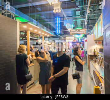 Passionnés de foule et la queue le nouveau marché Dekalb Hall situé dans le centre-ville de Brooklyn à New York le dimanche, Juin 18, 2017. Situé dans le sous-sol de la ville la création de points 20 000 pieds carrés food hall accueille les vendeurs allant de 40 à la première traite ethniques jamais avant-poste de Katz's Delicatessen. Avec pas d'un restaurant de la chaîne en vue les food hall dispose de tous les fournisseurs locaux. (© Richard B. Levine) Banque D'Images