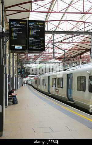 4 plate-forme à la gare de Farringdon, London, UK, montre ancienne série Thameslink train 319 et de nouveaux renseignements sur le train de l'écran d'affichage Banque D'Images