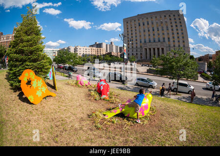 Les visiteurs au parc Joyce Kilmer dans le Bronx à New York le mardi, Juin 20, 2017 Profitez de 'voler haut pour l'égalité' par les artistes Patricia Cazoria et Nancy Saleme. Les moineaux colorés surdimensionnés représentée par l'œuvre sont destinés à être une métaphore de la recherche de l'égalité, la répartition des capacités de sparrow urbain résistance, intelligence et beauté représentés à New York. La sculpture est financé par l'art dans les parcs : Parc UNIQLO. Subvention Expressions (© Richard B. Levine) Banque D'Images