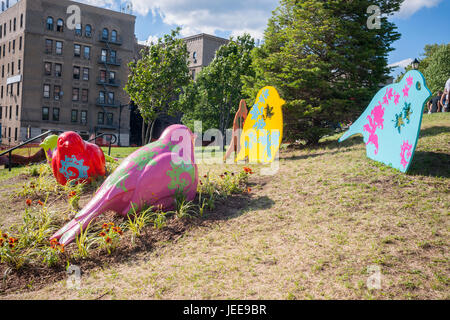 Les visiteurs au parc Joyce Kilmer dans le Bronx à New York le mardi, Juin 20, 2017 Profitez de 'voler haut pour l'égalité' par les artistes Patricia Cazoria et Nancy Saleme. Les moineaux colorés surdimensionnés représentée par l'œuvre sont destinés à être une métaphore de la recherche de l'égalité, la répartition des capacités de sparrow urbain résistance, intelligence et beauté représentés à New York. La sculpture est financé par l'art dans les parcs : Parc UNIQLO. Subvention Expressions (© Richard B. Levine) Banque D'Images