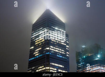 10 chantiers d'Hudson Yards côté opposé figure dans le développement d'une nuit brumeuse à New York, le vendredi 16 juin 2017. (© Richard B. Levine) Banque D'Images