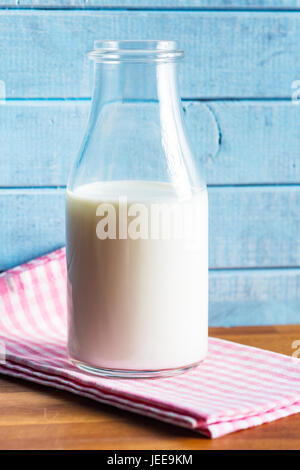 Lait sain en bouteille sur une serviette à carreaux. Banque D'Images