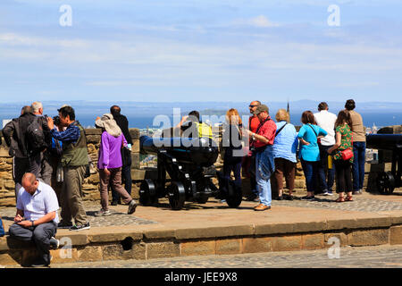 Les touristes d'admirer la vue depuis les remparts du château d'Édimbourg, Écosse Banque D'Images