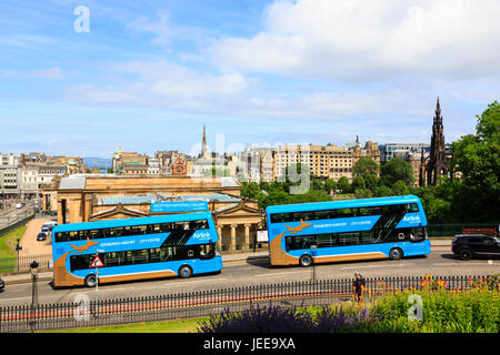 Les bus Airlink de l'aéroport d'Édimbourg et le centre-ville avec le Scott Monument à l'arrière-plan. Banque D'Images