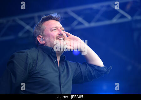 Guy Garvey d'Elbow sur la scène du Parc au festival de Glastonbury, à Digne Farm dans le Somerset. Banque D'Images