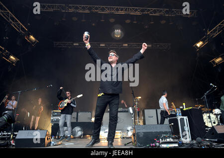 Guy Garvey d'Elbow sur la scène du Parc au festival de Glastonbury, à Digne Farm dans le Somerset. Banque D'Images