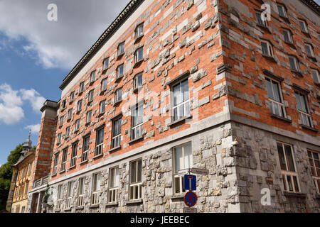 Postmoderniste coin de Bibliothèque Nationale et Universitaire de Slovénie à Ljubljana conçu par l'architecte Joze Plecnik avec Galerie Vzigalica Banque D'Images