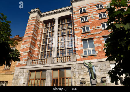 Bibliothèque Nationale et Universitaire de Slovénie à Ljubljana par l'architecte Joze Plecnik avec sculpture de Moïse par Dolinar à côté de vieille galerie Vzigalica Banque D'Images