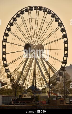 La lueur d'un soleil de printemps montre la roue du centenaire, la grande roue à Chicago's Navy Pier. Chicago, Illinois, USA. Banque D'Images