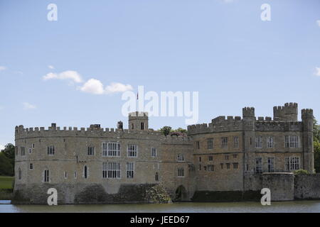 Dans le monde plus beau château Le Château de Leeds dans le Kent en Angleterre entouré de bois magnifiques, des lacs et des terres à des fins récréatives. Spectacle d'oiseaux marins avec des terriers Banque D'Images