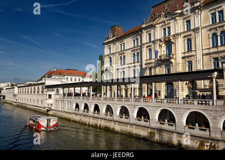 Excursion en bateau sur la rivière Ljubljanica canal à Kresija bâtiment avec des boutiques de plein air à Pogacar Square Central Market Ljubljana Slovénie Banque D'Images