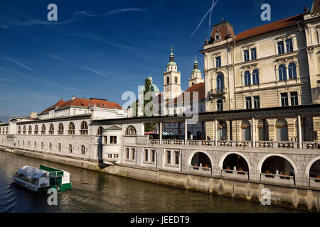 Excursion en bateau sur la rivière Ljubljanica canal au bâtiment Kresija cathédrale Saint-Nicolas à Pogacar Square et Central Market Ljubljana Slovénie Banque D'Images