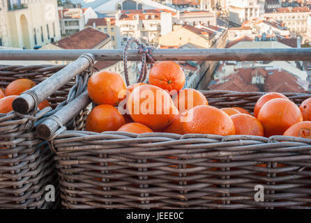 L'ascenseur de Santa Justa, Elevador de Santa Justa, également appelé Carmo ascenseur, c'est un ascenseur, ou de lever, dans la paroisse civile de Santa Justa, dans la ville historique de Lisbonne, Portugal. Le couvent de Notre-Dame du Mont-Carmel est un ancien couvent catholique-romain situé dans la paroisse civile de Santa Maria Maior, municipalité de Lisbonne, Portugal. Le couvent médiéval a été ruiné pendant la séquence de la tremblement de terre de Lisbonne de 1755 et l'église gothique détruite de Notre-Dame du Mont Carmel (Portugais : Igreja do Carmo) sur la façade sud du couvent est la principale trace du grand séisme encore visib Banque D'Images