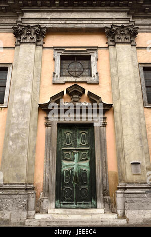 Porte avant de Krizanke église Notre Dame de miséricorde rénové par Rossi de 1715 Ordre des Chevaliers teutoniques de la Croix église Ljubljana Slovénie Banque D'Images