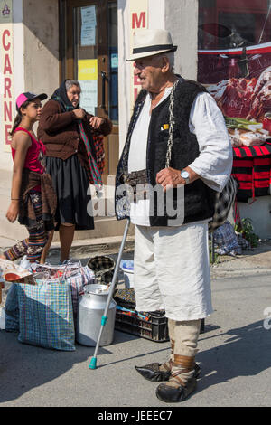 Un homme avec le costume traditionnel de la région de Maramures, Roumanie Banque D'Images