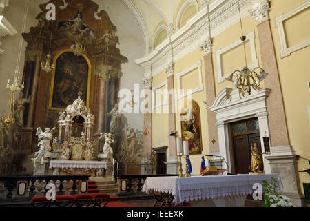 Sanctuaire intérieur de l'église catholique de la paroisse Saint James à Ljubljana Slovénie avec autel et tabernacle ouvragé avec des sculptures en pierre sculptée Banque D'Images