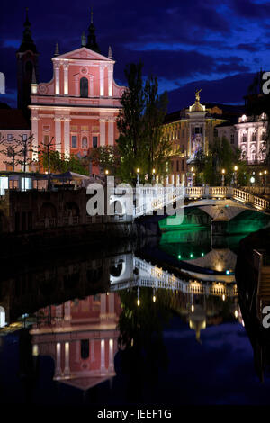 L'église franciscaine de l'Annonciation, Gallerija Emporium, Pharmacie Centrale, triple pont reflète dans la rivière Ljubljanica Ljubljana Slovénie à l'aube Banque D'Images