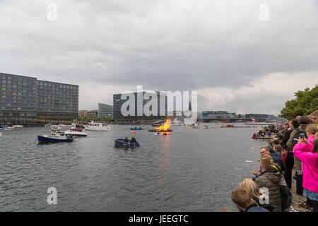 Copenhague, Danemark - 23 juin 2017 : Un feu dans le port pour la traditionnelle célébration de la mi-été. Les spectateurs en regardant les bateaux de l'événement. Banque D'Images