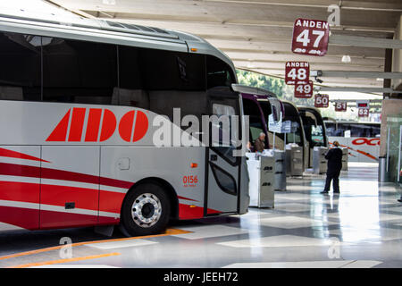 En bus ADO TAPO, Terminal de autobuses de Pasajeros de Oriente ou terminal de bus de passagers de l'Est, la ville de Mexico, Mexique Banque D'Images