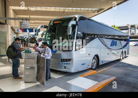 Platine en bus ADO TAPO, Terminal de autobuses de Pasajeros de Oriente ou terminal de bus de passagers de l'Est, la ville de Mexico, Mexique Banque D'Images