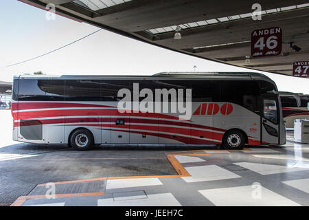 En bus ADO TAPO, Terminal de autobuses de Pasajeros de Oriente ou terminal de bus de passagers de l'Est, la ville de Mexico, Mexique Banque D'Images