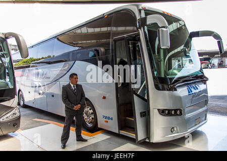 Platine en bus ADO TAPO, Terminal de autobuses de Pasajeros de Oriente ou terminal de bus de passagers de l'Est, la ville de Mexico, Mexique Banque D'Images