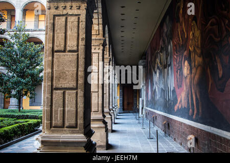 Peintures murales dans une cour intérieur d'Antiguo Colegio de San Ildefonso, Mexico, Mexique Banque D'Images