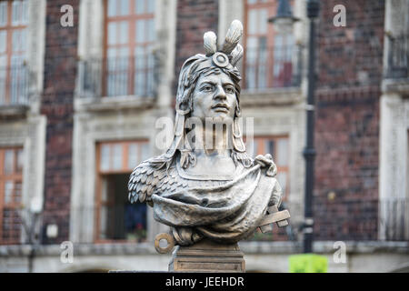 Buste de Cuauhtemoc sur Zocalo, le dernier empereur aztèque, Mexico, Mexique Banque D'Images