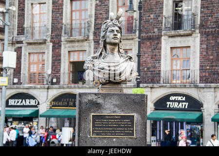 Buste de Cuauhtemoc sur Zocalo, le dernier empereur aztèque, Mexico, Mexique Banque D'Images